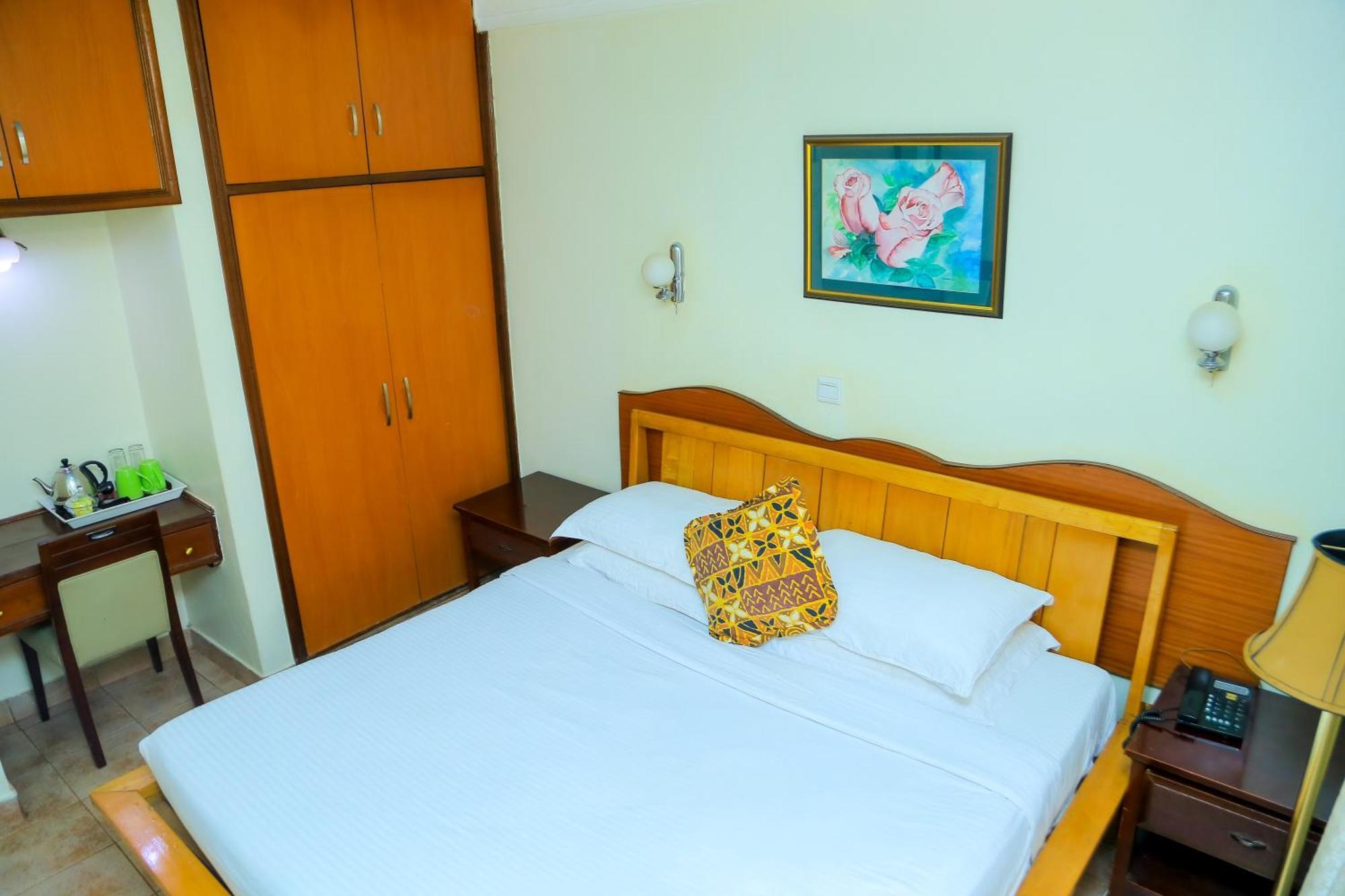 Shangri-La Hotel Muyenga Bugolobi Exteriör bild