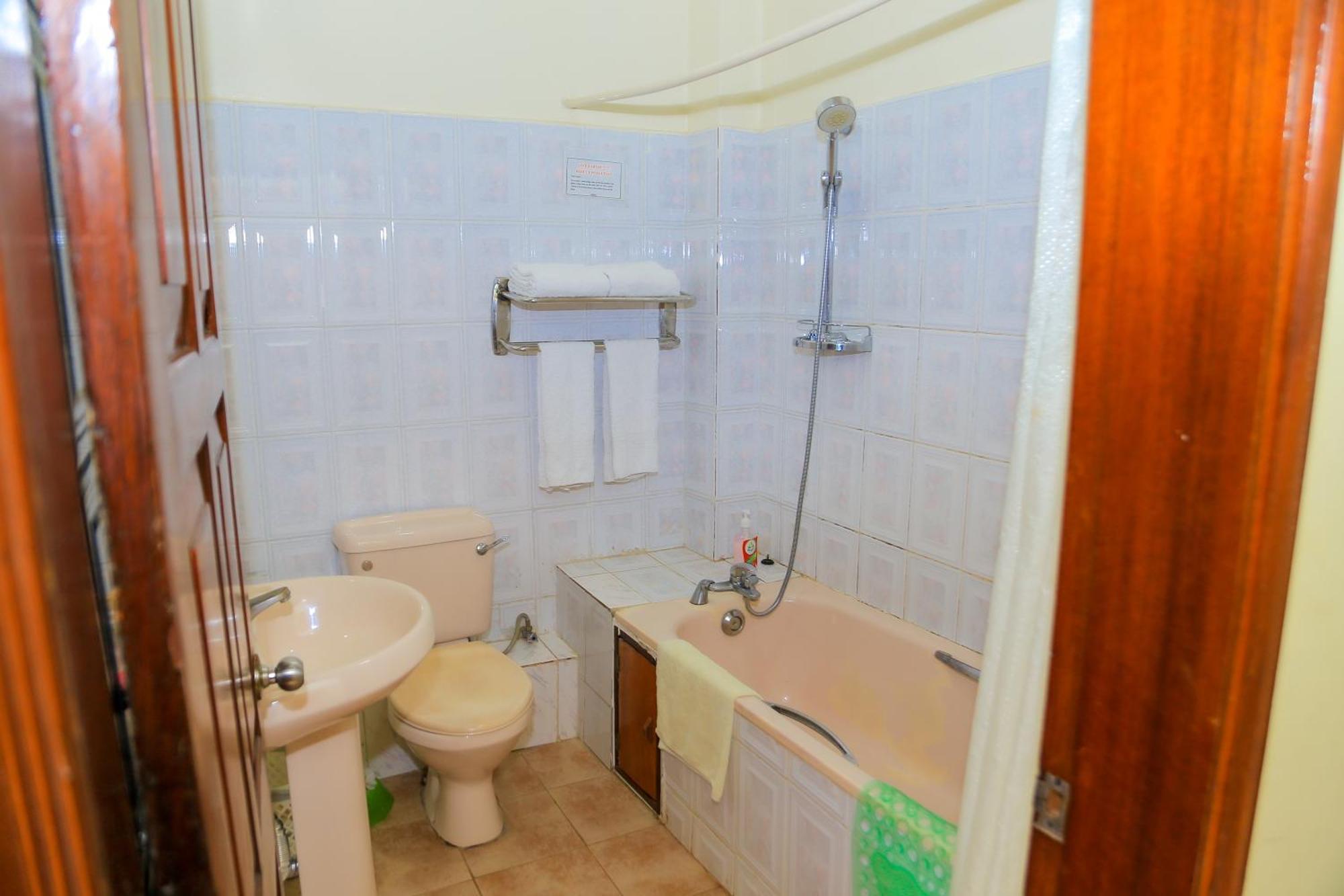 Shangri-La Hotel Muyenga Bugolobi Exteriör bild