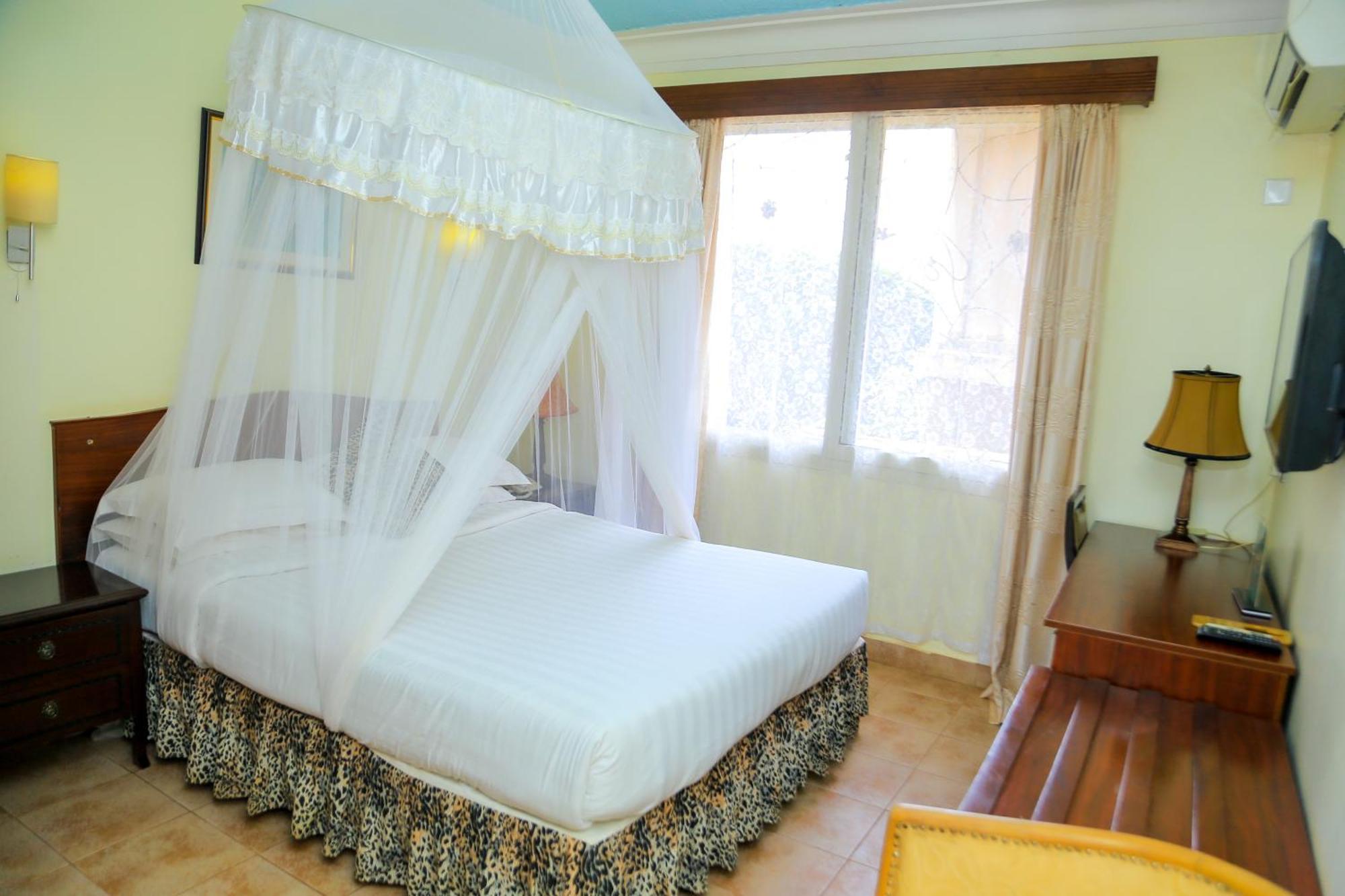 Shangri-La Hotel Muyenga Bugolobi Exteriör bild