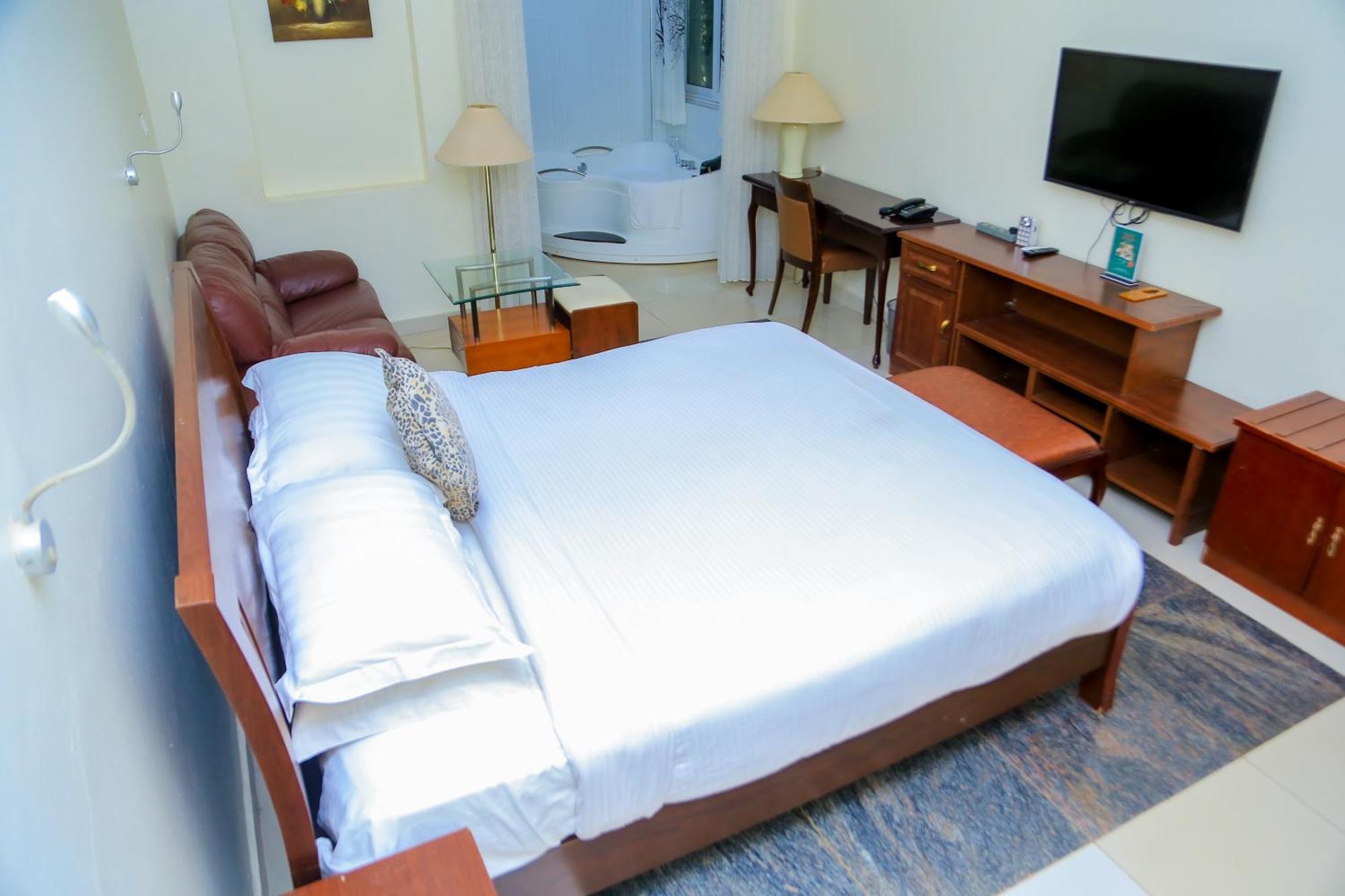 Shangri-La Hotel Muyenga Bugolobi Exteriör bild