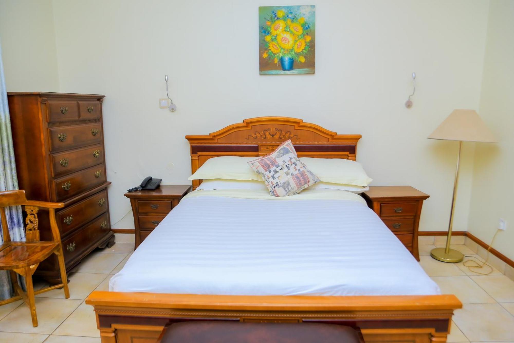 Shangri-La Hotel Muyenga Bugolobi Exteriör bild