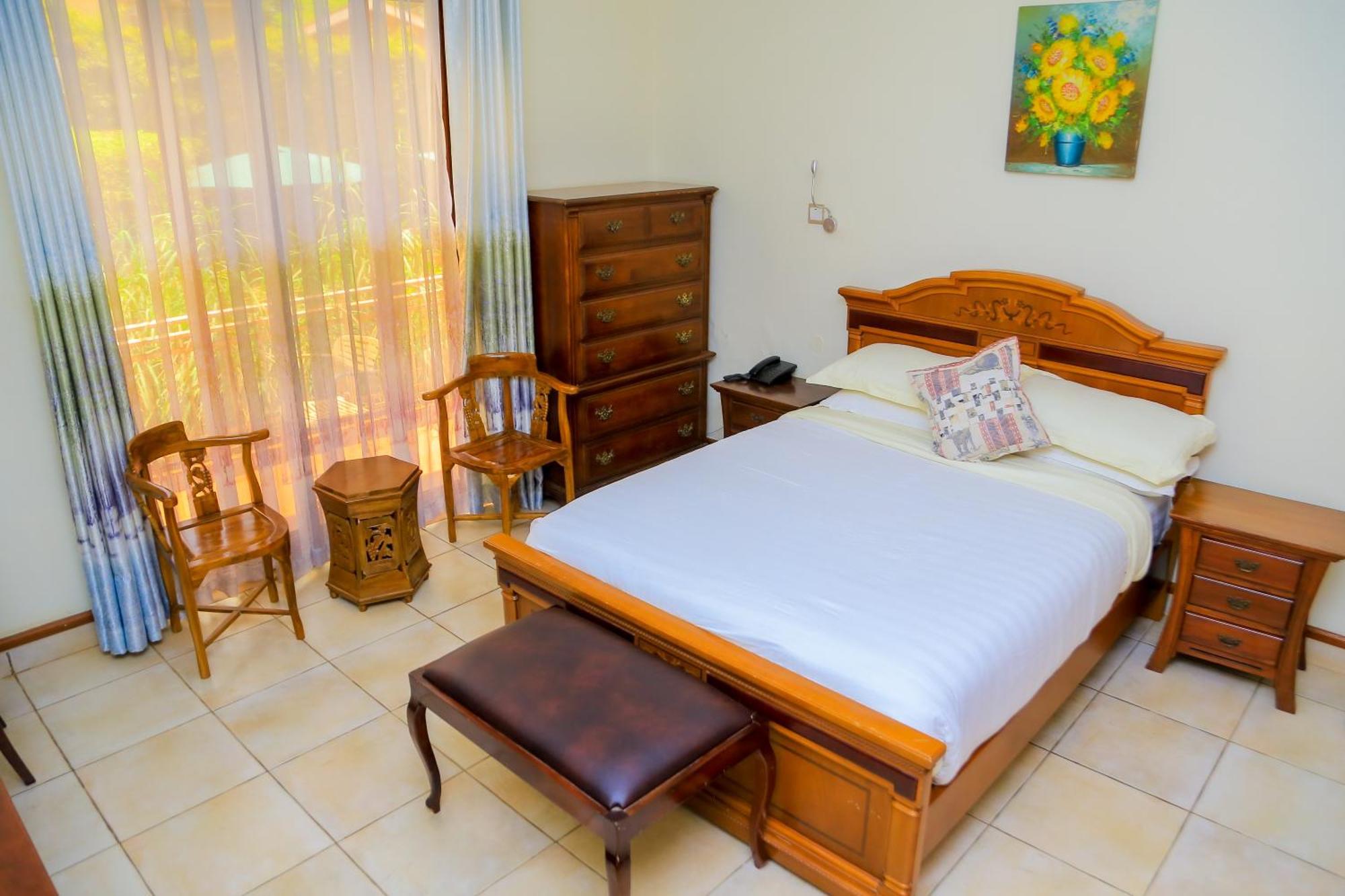 Shangri-La Hotel Muyenga Bugolobi Exteriör bild