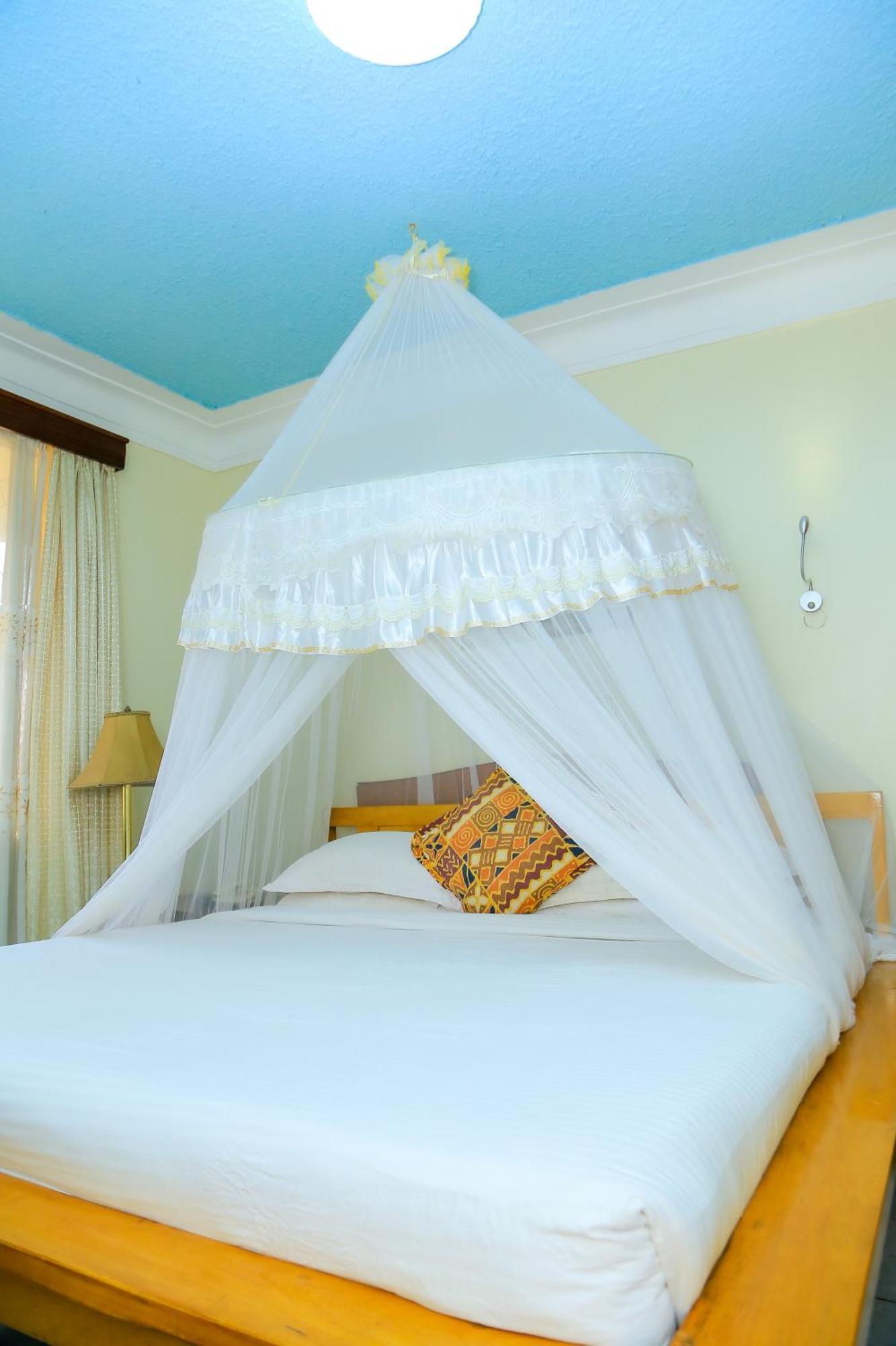 Shangri-La Hotel Muyenga Bugolobi Exteriör bild