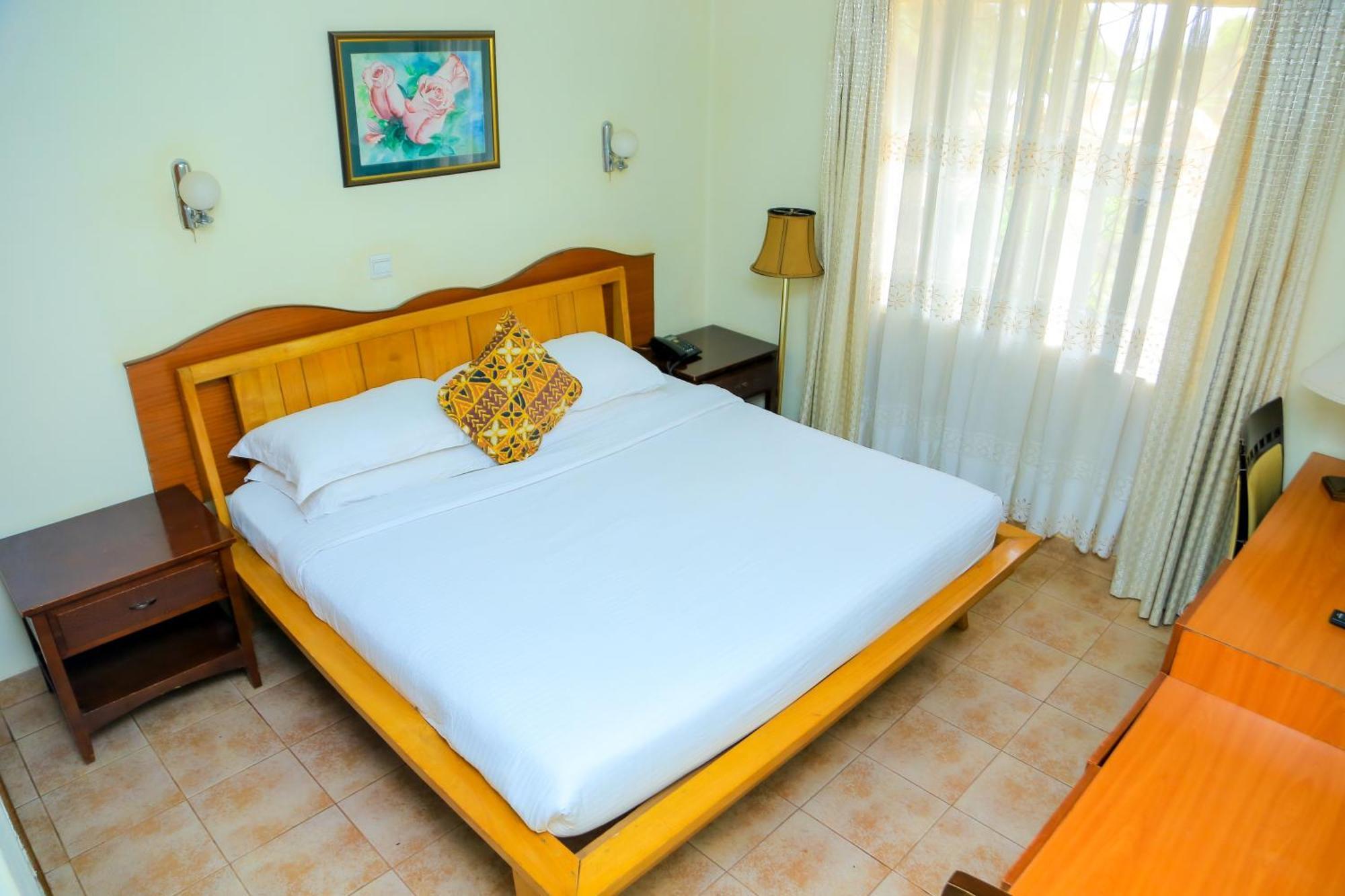 Shangri-La Hotel Muyenga Bugolobi Exteriör bild