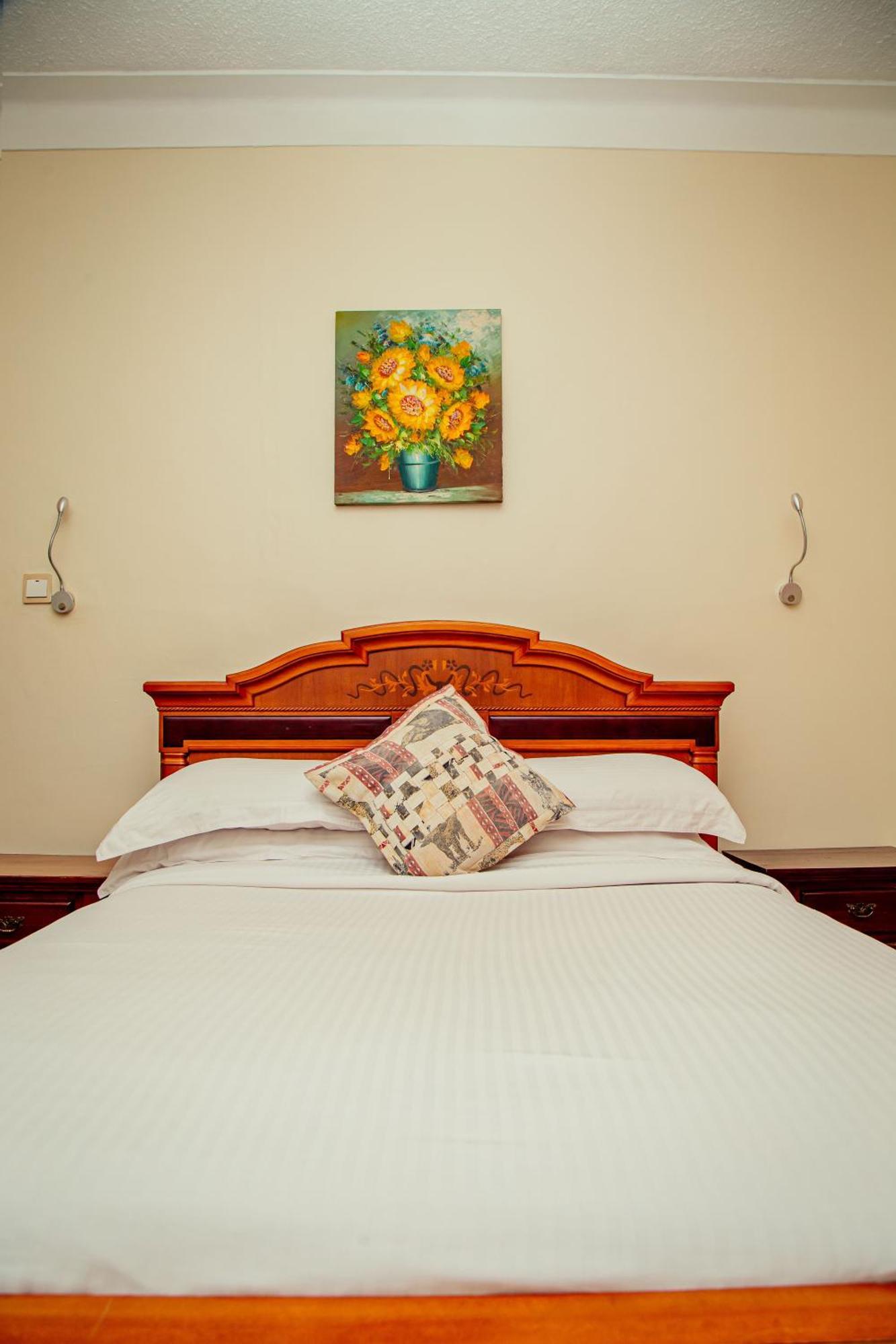 Shangri-La Hotel Muyenga Bugolobi Exteriör bild
